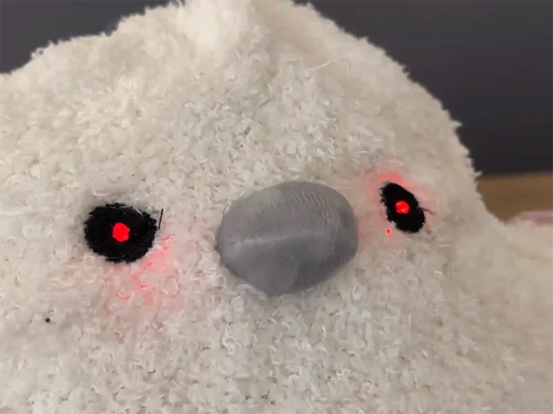 目が光る作品写真